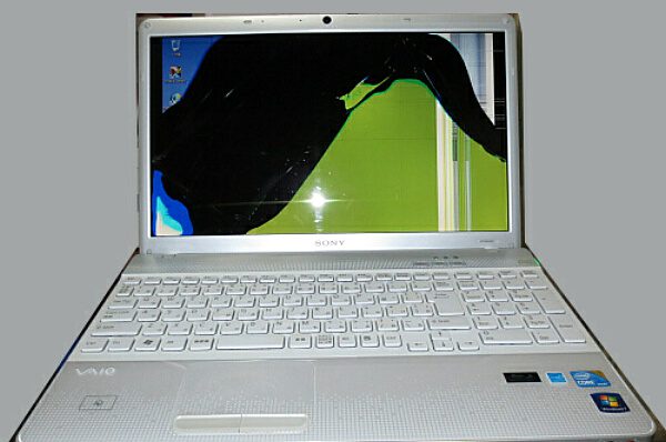 液晶画面が割れたパソコンを外部モニタで表示する パソコン修理 パソコン修理ブログ