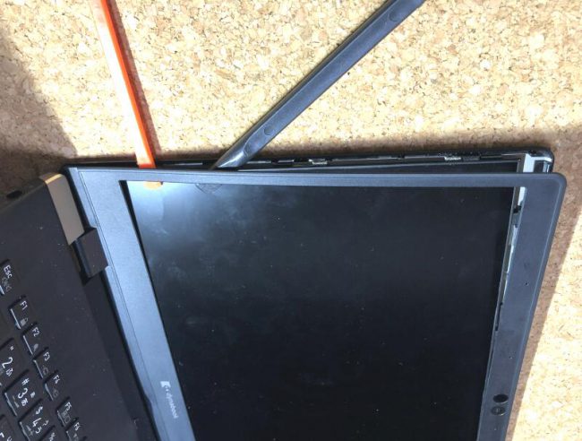 割れた液晶画面の交換東芝  修理   パソコン分解